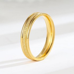 Tynd 3 mm ring med glitter. (kun str 7) Stål/guld
